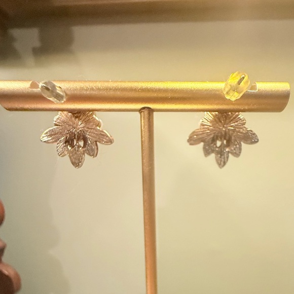 Vintage Coral and Pearl Floral Stud Earrings - Picture 4 of 7